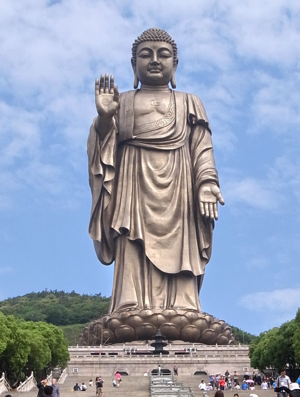 Buda de Lingshan – Wuxi, China (1996) - Com 88 metros de altura, representa Amitabha em pé sobre um lótus. A escultura compõe um grande complexo espiritual que inclui fontes e mosteiros dedicados ao budismo.
