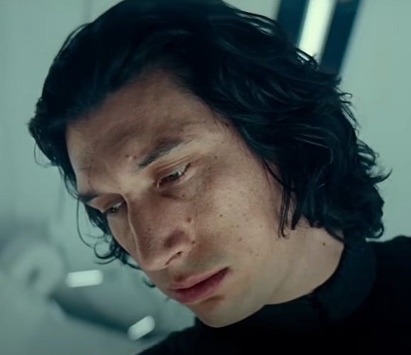 Adam Driver (19/11/1983) se destacou por suas atuações em Star Wars como Kylo Ren e foi aclamado por História de um Casamento (2019), pelo qual foi indicado ao Oscar. Sua carreira tem se caracterizado por papéis desafiadores e de grande intensidade.