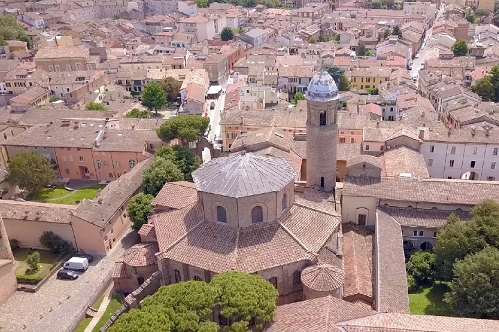 Com aproximadamente 70 mil habitantes, Ímola é uma cidade italiana localizada na região da Emília-Romanha, na província de Bolonha. 