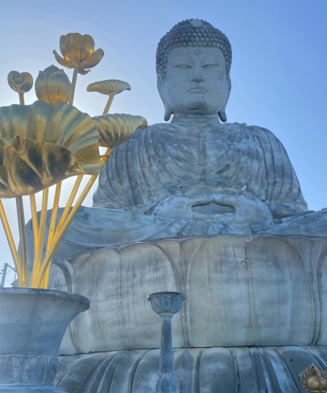 Buda de Hyōgo – Awaji, Japão (2018) n- Com 80 metros de altura, era pouco conhecido até que um templo foi construído ao redor para protegê-lo. Pode ser visitado por dentro, com vista panorâmica do topo e atmosfera de silêncio meditativo.
