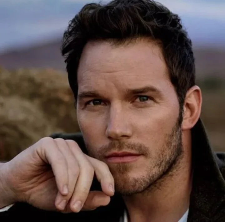 Chris Pratt (21/06/1979) se destacou em Guardiões da Galáxia (2014) e Jurassic World (2015). Também ganhou destaque por seu humor e carisma, sendo um dos atores mais populares de sua geração, com grande sucesso em filmes de ação e comédia.