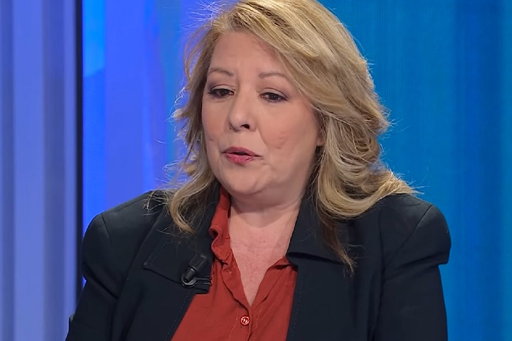 Porém, exames mostraram que o material genético encontrado no líquido é da própria proprietária da estátua, Gisella Cardia, que se apresenta como vidente e organizava as peregrinações.