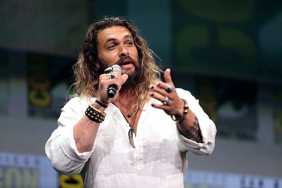 Entre outros filmes que Jason Momoa já interpretou na carreira estão a comédia “Sugar Mountain” (2014), o suspense “Lobos” (2014) e o terror “Debug (2014). 
