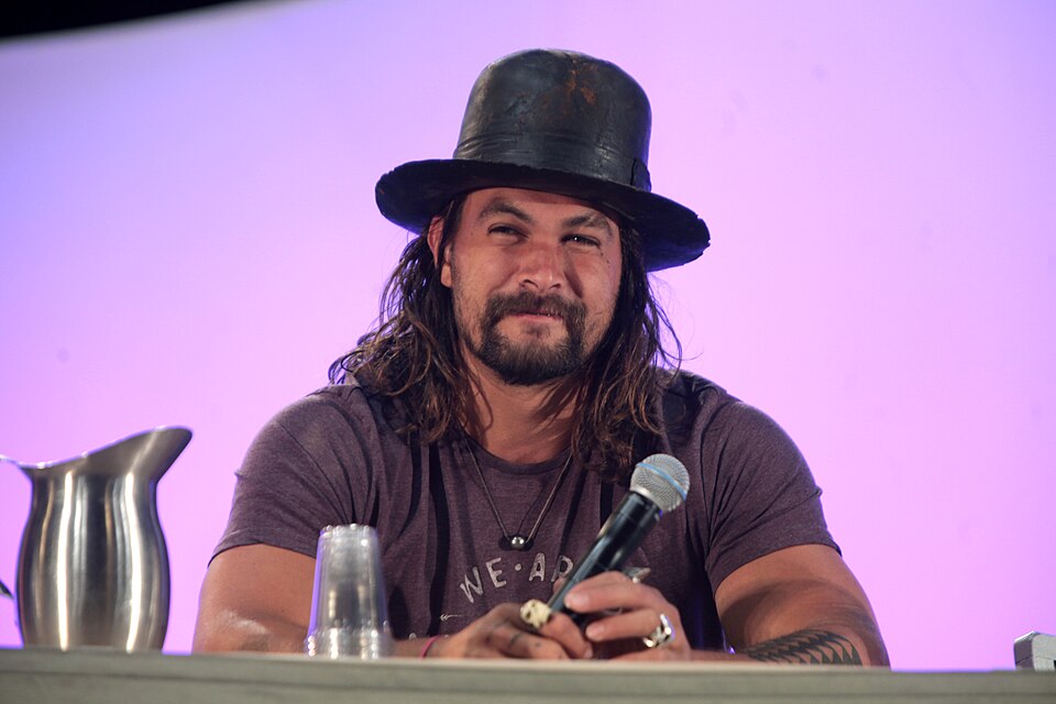 Momoa é conhecido por sua personalidade divertida e acessível, o que o torna um artista muito querido dos fãs.

