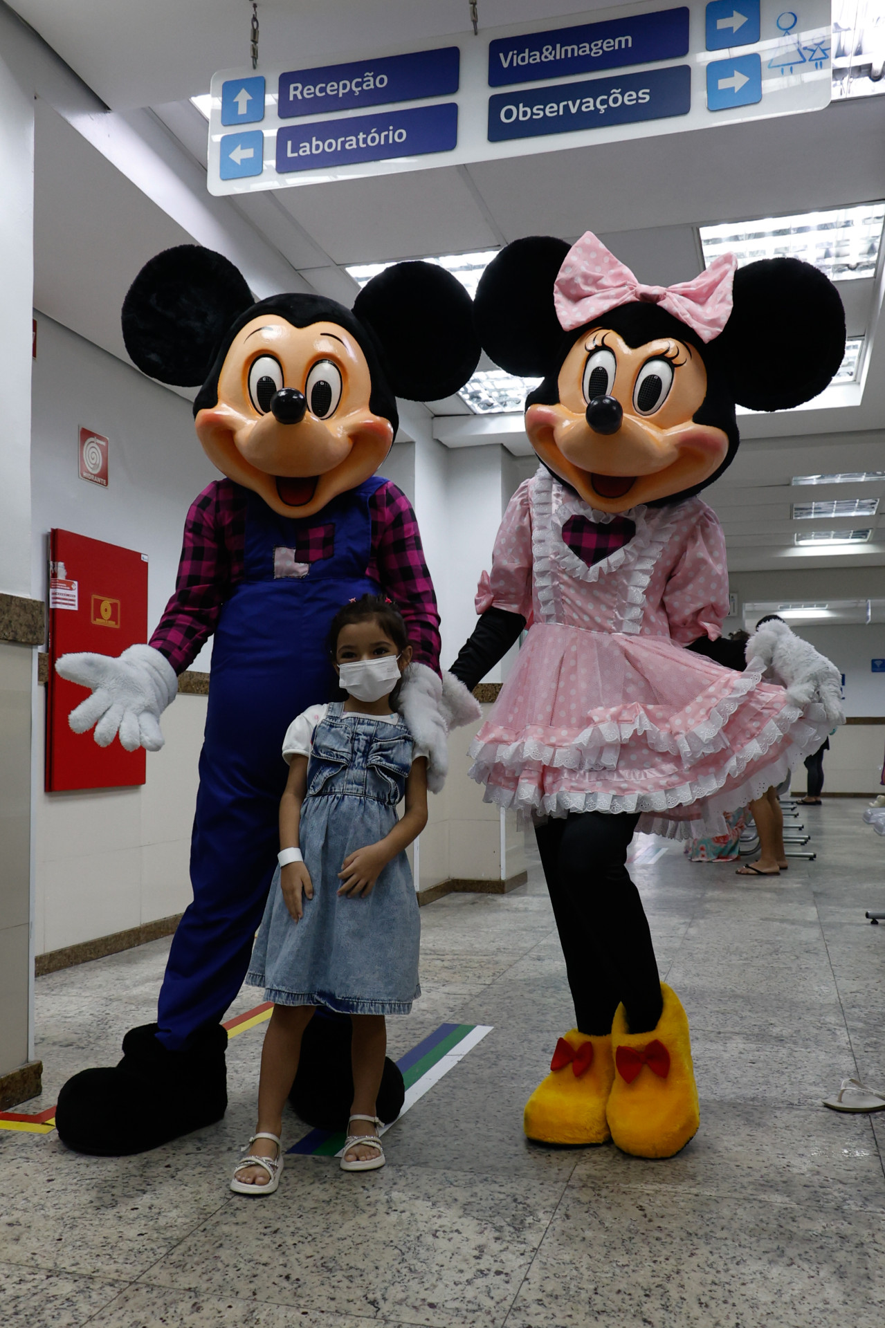 Mickey e Minnie visitam crian&ccedil;as internadas em hospital particular