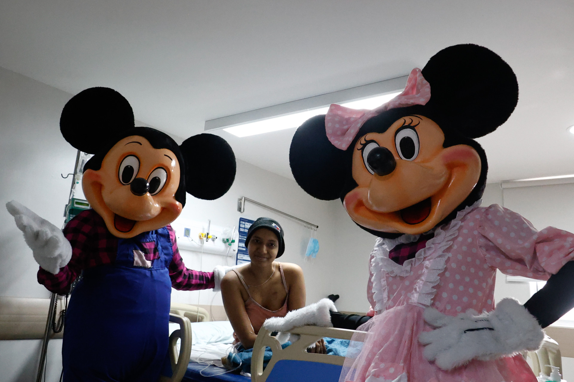Mickey e Minnie visitam crian&ccedil;as internadas em hospital particular. Na foto, a paciente Emanuelly Pinheiro, de 14 anos