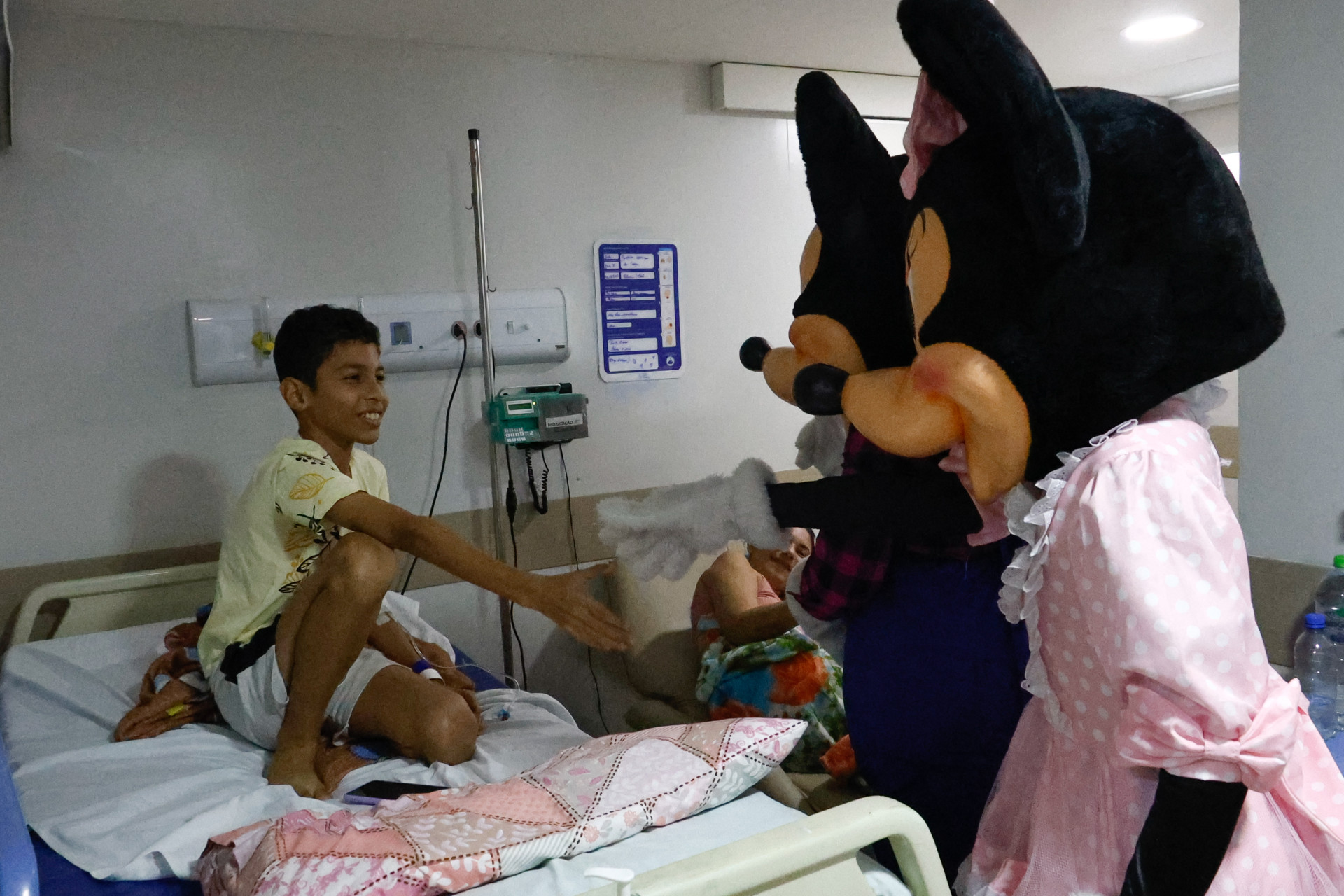  Gustavo Henrique, 11, Mickey e Minnie visitam crian&ccedil;as internadas em hospital particular