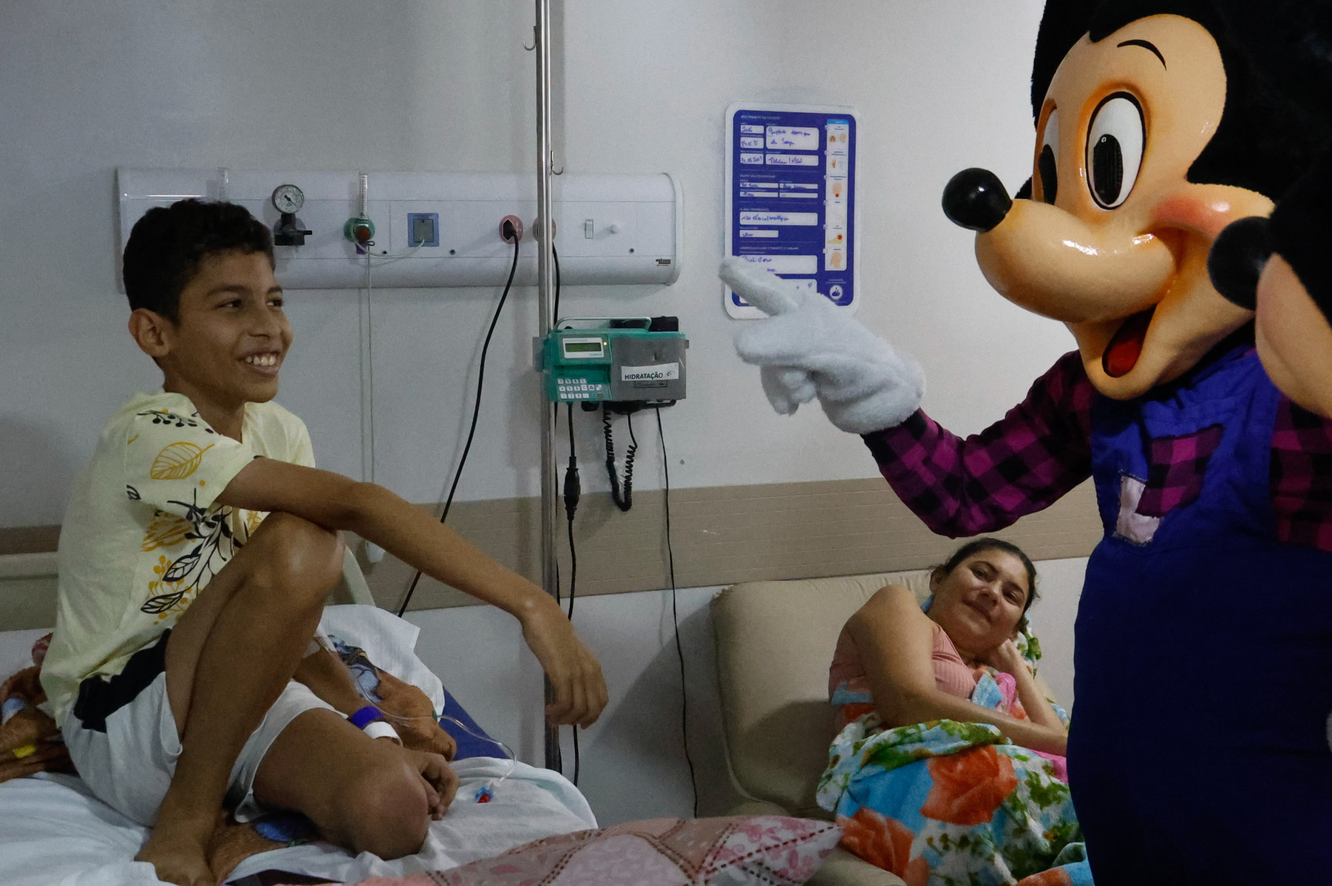 Gustavo Henrique, 11, Mickey e Minnie visitam crian&ccedil;as internadas em hospital particular