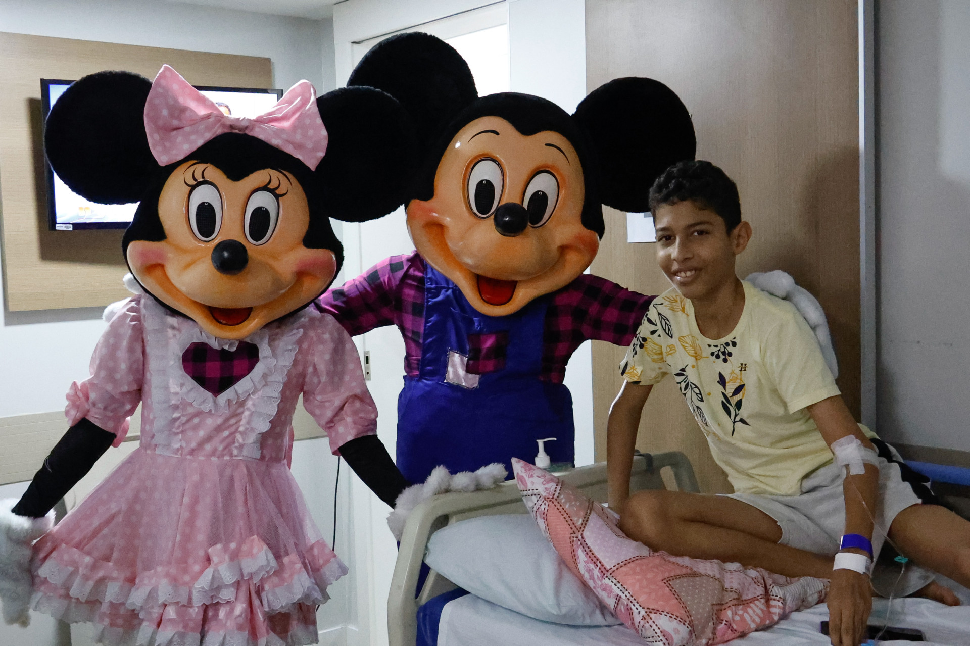 Gustavo Henrique, 11, Mickey e Minnie visitam crian&ccedil;as internadas em hospital particular