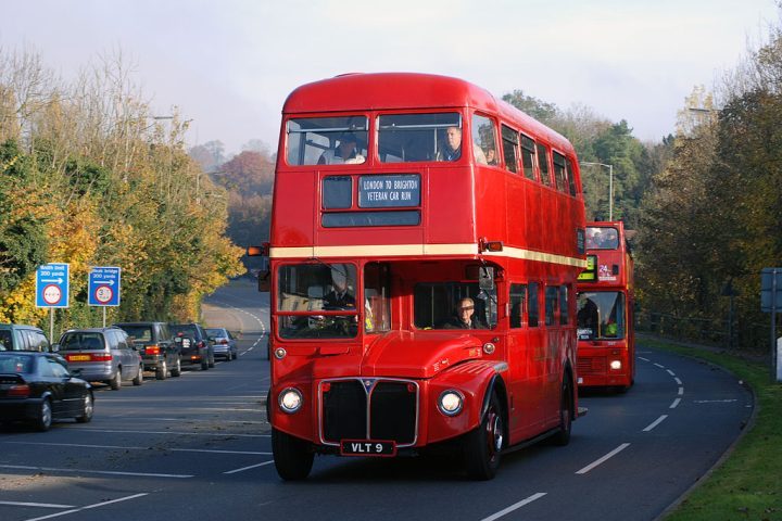 Hoje populares no mundo todo, alguns modelos viraram até atração turística. Um dos mais reconhecidos mundialmente é o Routemaster, de Londres, lançado em 1956. 