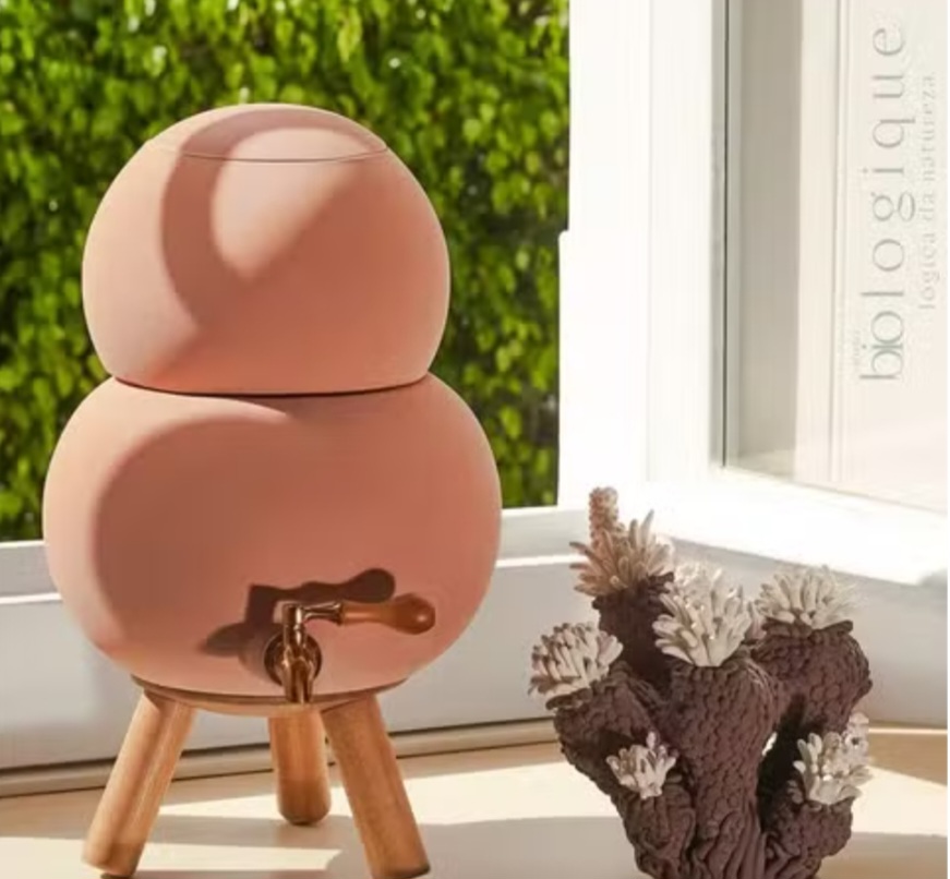 Só que, como a produção é artesanal, o filtro sai bem mais caro do que modelos simples encontrados nas lojas que têm produtos de larga escala. Produzido em várias cores, o filtro da novela sai por R$ 1.750 (4,5 litros) e R$ 2.320 (de 9 litros).