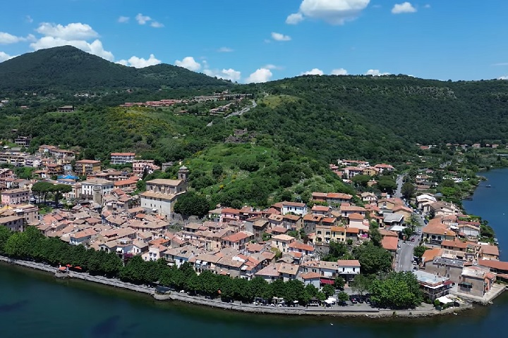 Desde 2016, a vidente afirmava presenciar aparições de Maria e Jesus em Trevignano, cidade que fica ao noroeste de Roma.