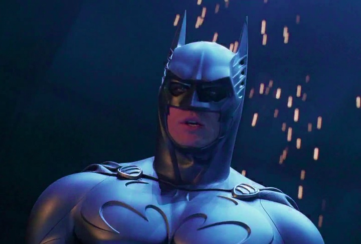 Embora o filme tenha sido um sucesso comercial, Kilmer não retornou para a sequência devido a desentendimentos com o diretor Joel Schumacher.