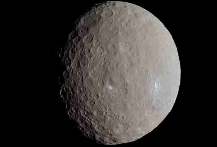 Além disso, o Ceres tem formato esférico e leva cerca de 4,6 anos para completar uma volta em torno do Sol. Ele tem uma superfície congelada, cheia de crateras, e, aparentemente, apresenta um núcleo rochoso.