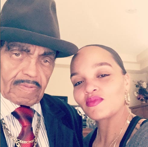 O empresário Joe Jackson, pai do eterno Michael Jackson, teve dez filhos com a esposa Katherine Jackson. No entanto, ele também é pai de  Joh'Vonnie Jackson, fruto de uma traição com Cheryl Terrel. Ele morreu em 2018 aos 89 anos. 