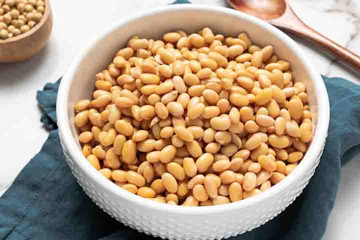 A soja é rica em proteína de alta qualidade, de forma que 100 gramas de soja cozida fornecem 12,5 gramas de proteína de origem vegetal.