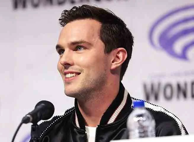 Nicholas  já está consolidado como um dos atores mais talentosos de sua geração. O britânico é marcado por papéis profundos e pela versatilidade. Nascido em 7 de dezembro de 1989, em Berkshire, na Inglaterra, Hoult demonstrou seu interesse pela atuação desde a infância. Saiba sobre ele. 