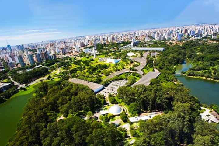 1º) Vila Nova Conceição, São Paulo: A Vila Nova Conceição, na Zona Sul de São Paulo, ficou em primeiro lugar entre os bairros mais caros das capitais do Brasil, com o metro quadrado custando em média R$ 25.939.