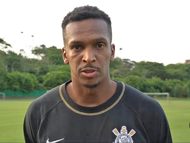 O atacante Jô, ex-Corinthians e Atlético-MG, engravidou a amante, a influencer Maiára Quiderolly. A notícia vazou em junho de 2022. Na época, o jogador estava casado com Claudia Silva. Eles se separaram e depois reataram.