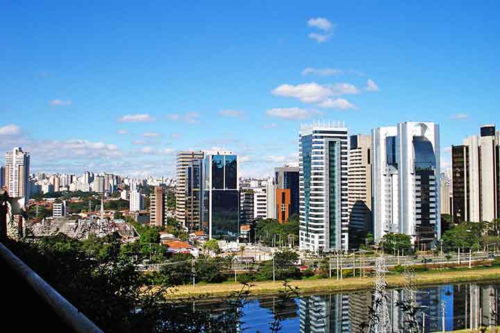 Conhecido por ser uma região nobre, o bairro tem muitas casas de luxo, áreas verdes e uma bela vista para o rio Pinheiros. Além disso, fica próximo do famoso shopping que leva o nome do bairro.