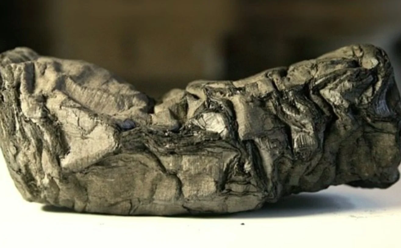 Desde o século 19, ninguém mais tentou desenrolar o pergaminho fisicamente. Os textos são considerados únicos no mundo e têm um conhecimento antigo sem igual.