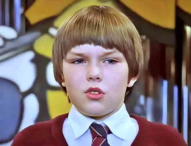 A interpretação de Hoult foi aclamada, e ele rapidamente se destacou como uma jovem promessa do cinema britânico. Seu papel foi fundamental para estabelecer sua capacidade de transmitir emoções complexas, algo que o tornaria uma característica de sua carreira.