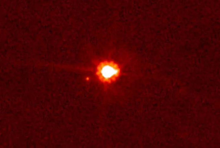 No dia 29 /7/2005, brasileiros integraram a equipe de 62 pesquisadores que revelou um objeto celeste nos confins do Sistema Solar.  Era o planeta anão Éris, a cerca de 15 bilhões de quilômetros da Terra.