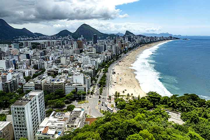 3º) Leblon, Rio de Janeiro: O Leblon continua entre os bairros mais valorizados do Brasil e aparece em terceiro lugar no ranking, com o metro quadrado custando, em média, R$ 24.620