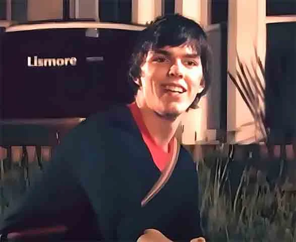 A série foi um marco na televisão britânica, apresentando uma abordagem crua e realista sobre a vida de jovens adultos.