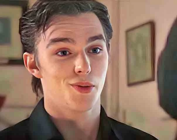 O papel de Tony, cheio de complexidade emocional, permitiu que Hoult mostrasse sua habilidade para interpretar personagens multifacetados.