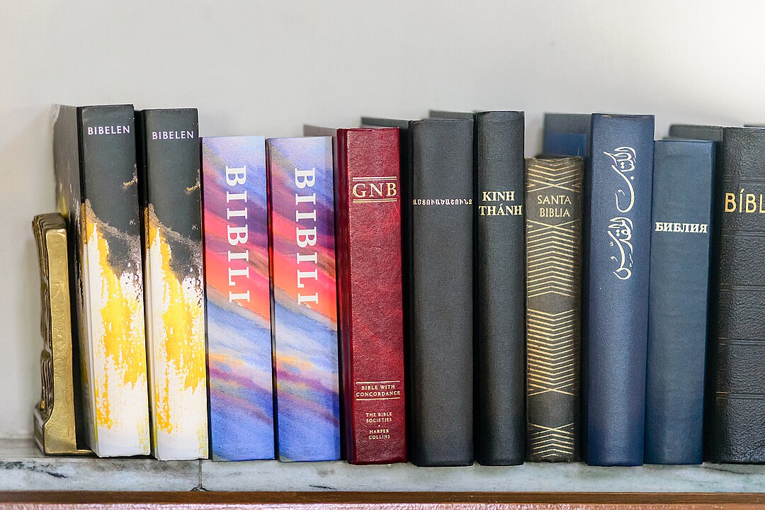 Veja passagens famosas da Bíblia. João 3:16 – “Porque Deus amou o mundo de tal maneira que deu o seu Filho unigênito...” (sobre a salvação).