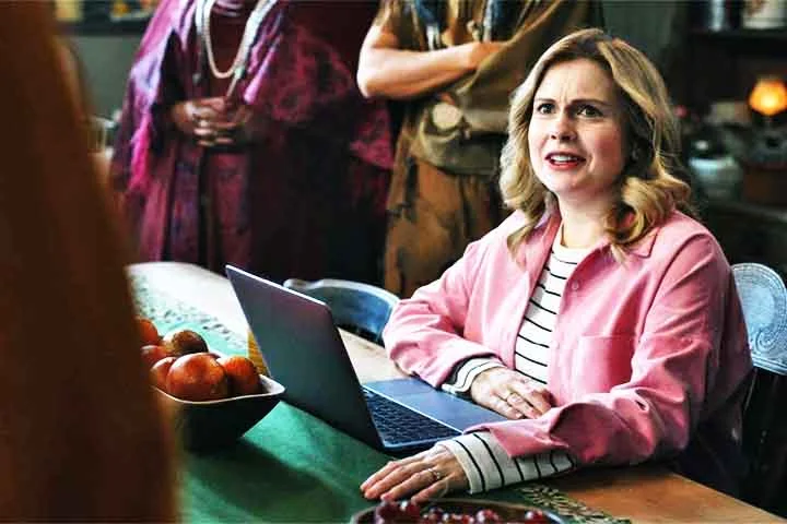 Um dos principais motivos do sucesso de Ghosts é seu elenco bem escalado e repleto de química. Rose McIver interpreta Samantha com naturalidade e carisma, dando vida a uma personagem que, mesmo diante de uma situação absurda, se mantém empática e determinada.