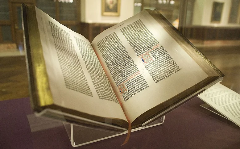 A primeira Bíblia impressa foi a Bíblia de Gutenberg, produzida em 1455. Foi um dos primeiros livros impressos com a prensa tipográfica, revolucionando a difusão do cristianismo.