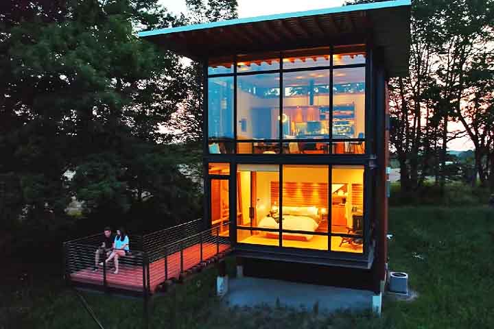 Cabanas Modernas de Luxo: Mesclam o estilo rústico com elementos de design contemporâneo. Podem ter tetos altos, grandes janelas de vidro, e um interior minimalista com uma paleta de cores mais neutra.