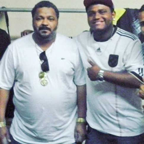 O cantor Arlindo Cruz, hoje debilitado por um AVC, é casado com Babi Cruz há mais de 30 anos. Eles tiveram dois filhos, mas o artista também é pai de Kauan Felipe, de 32 anos, fruto de uma traição. Babi o perdoou e manteve o casamento.