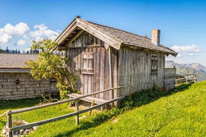 Cabana de Campo (ou Farmhouse Cabin): Inspirada em casas de fazenda, este estilo une o charme do campo com o conforto de uma cabana. A decoração costuma incluir objetos vintage, tecidos de algodão e móveis robustos.