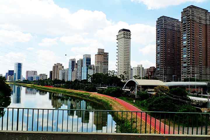 Sua localização estratégica é outro grande atrativo, proporcionando rápido acesso a importantes polos econômicos como a movimentada Avenida Faria Lima e outros centros corporativos da região. 