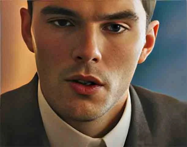 Em 2019, Hoult interpretou J.R.R. Tolkien, o autor de O Senhor dos Anéis, no filme biográfico Tolkien.  O trabalho lhe rendeu elogios da crítica, solidificando seu status como um ator capaz de se reinventar em diversos papéis.