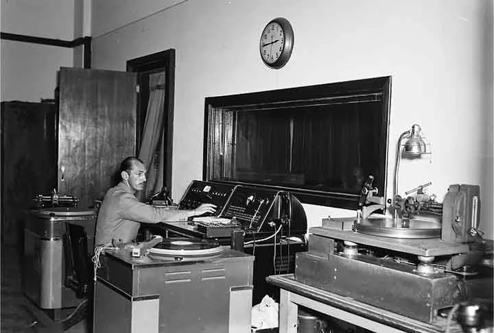 Na década de 40, ela foi estatizada pelo governo de Getúlio Vargas, durante o chamado Estado Novo, servindo também como veículo de propaganda do regime. 
