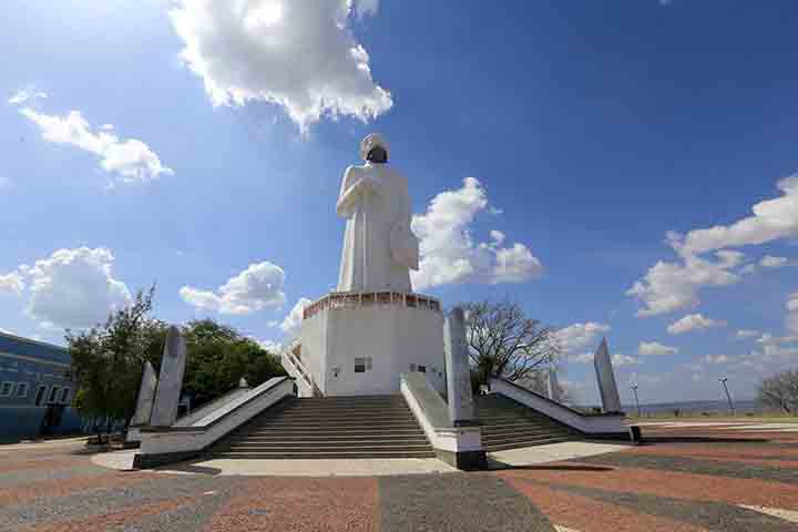 Um dos objetivos do parque geológico, localizado no sul do estado do Ceará, na região do Cariri, em meio ao semiárido nordestino, é preservar as riquezas naturais da Chapada do Araripe.