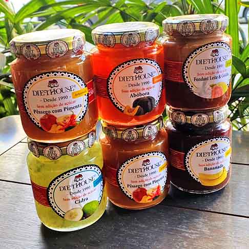 Quando o assunto são produtos saudáveis, outro que vem à tona e gera discussão são os doces sem açúcar. Eles podem ser uma opção dentro de uma dieta equilibrada, mas não são necessariamente mais saudáveis do que doces com açúcar.