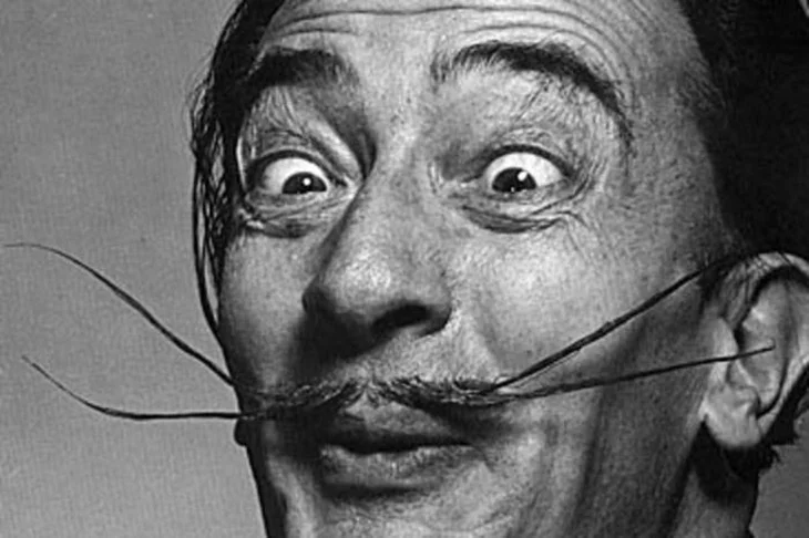 Dalí foi expulso da escola. Em sua autobiografia A Vida Secreta de Salvador Dalí (1942), o artista escreveu que foi expulso porque não se sentaria para os exames orais. “Sou infinitamente mais inteligente que esses três professores, portanto, recuso-me a ser examinado por eles, disse. 