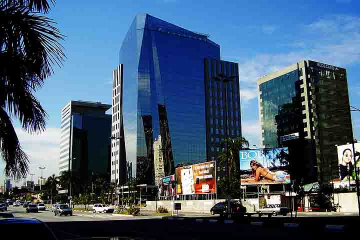 A região se destaca por reunir muitos escritórios, centros comerciais, shoppings e restaurantes modernos. O valor alto dos imóveis é resultado da boa infraestrutura do bairro, que garante praticidade no dia a dia.