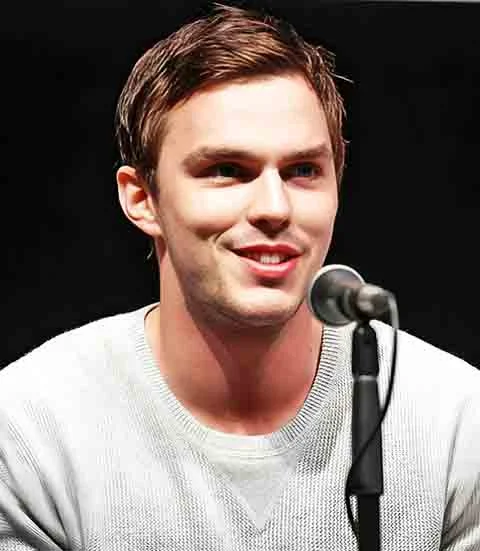 A carreira de Nicholas Hoult é um exemplo de evolução constante. De um garoto prodígio a um dos principais nomes do cinema contemporâneo, Hoult construiu uma trajetória marcada por escolhas ousadas e um profundo compromisso com a atuação.