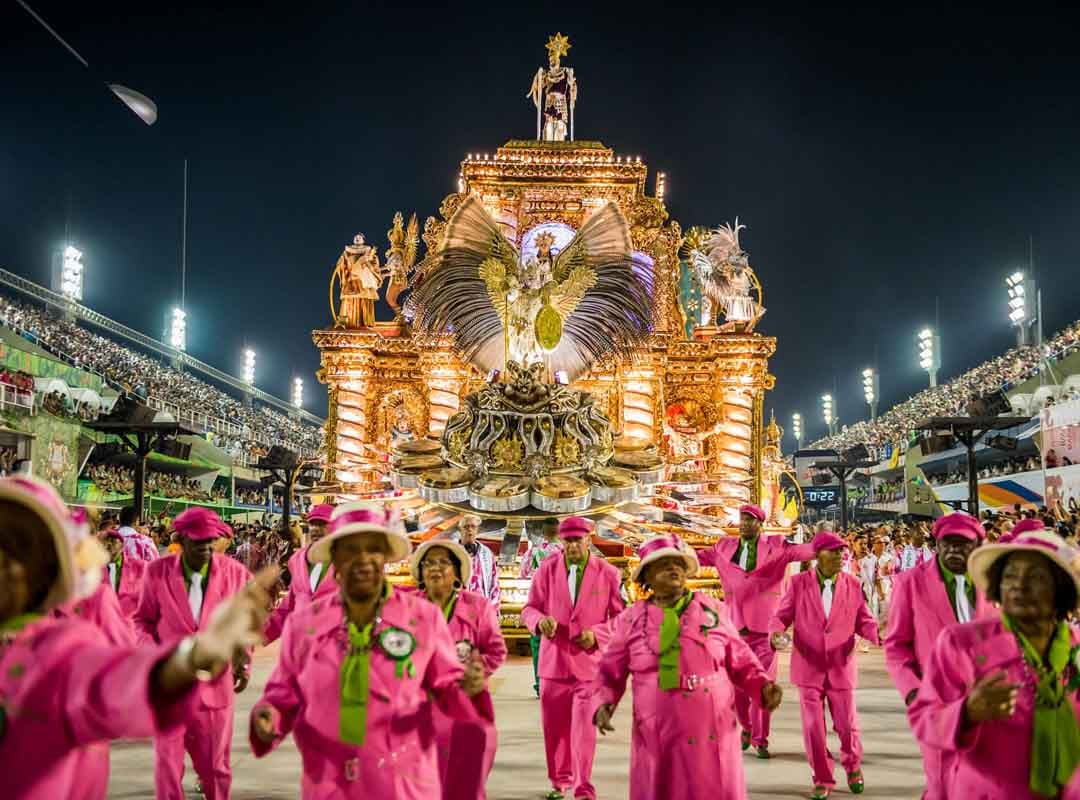 Em 1993, a agremiação levou para a Sapucaí um enredo sobre a manga (fruta). Com um samba muito popular, conduzido por Jamelão (Dessa fruta eu como até o caroço), a verde e rosa ficou em quinto lugar naquele certame, que coroou o título do Salgueiro. 