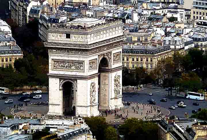 ARCO DO TRIUNFO – PARIS, FRANÇA - Finalizado em 1836, homenageia as vitórias de Napoleão Bonaparte. Ornamentado com esculturas, fica na Champs-Élysées. Representa conquistas militares francesas.