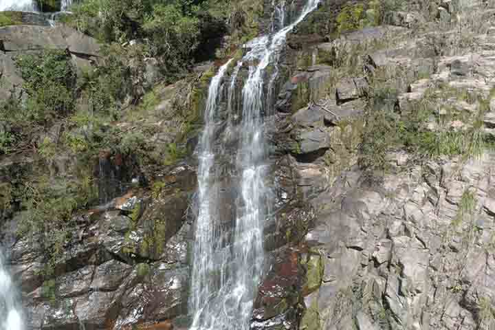 Caçapava do Sul apresenta Pedras das Guaritas e a Serra do Segredo. Aliada a isso, está a presença, nos sedimentos de seus arroios, de fósseis de animais extintos da megafauna, em especial as preguiças-gigantes. 
