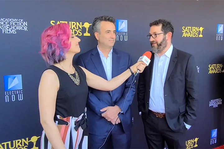 Os criadores Joe Port e Joe Wiseman foram responsáveis por adaptar a versão britânica ao universo americano. Eles mantiveram a estrutura básica da série original, mas criaram um novo grupo de fantasmas e reformularam o estilo narrativo para agradar a um público acostumado a comédias mais lineares e emotivas.