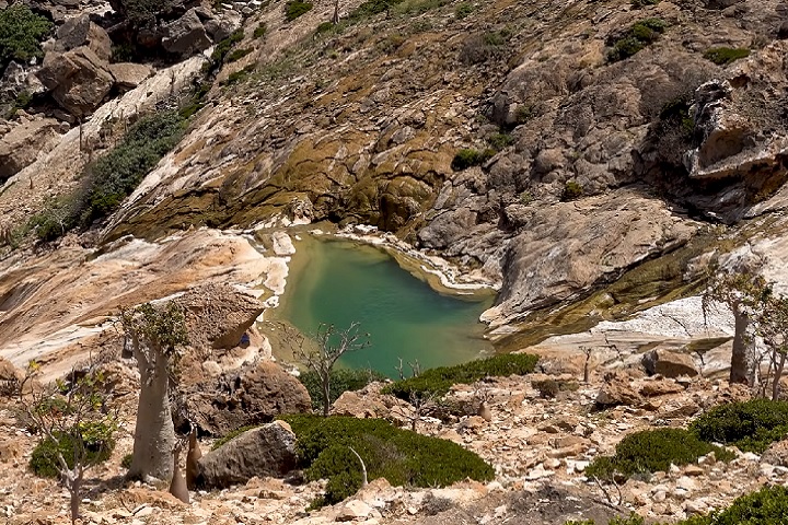 A história geológica de Socotra remonta a milhões de anos. Durante a era mesozoica, a ilha estava conectada ao continente africano, mas se separou devido a movimentos tectônicos. 