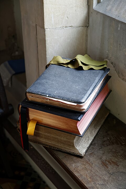 A Bíblia foi escrita por cerca de 40 autores ao longo de aproximadamente 1.500 anos, de 1400 a.C. a 100 d.C. Seus escritores incluem profetas, reis, sacerdotes e apóstolos, como Moisés, Davi, Isaías, Mateus, Paulo e João.